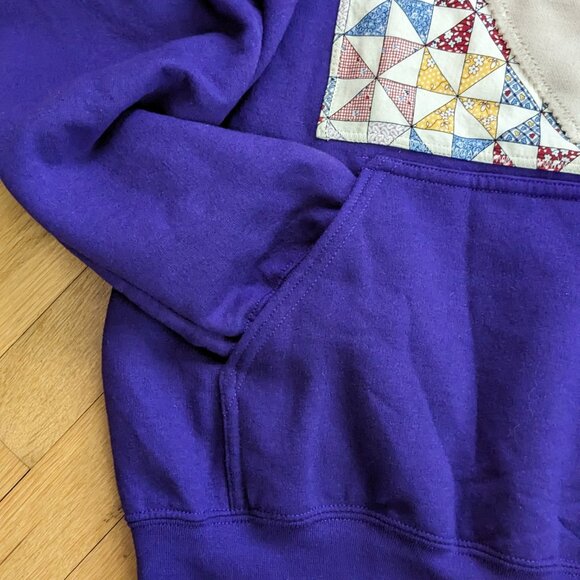 Hoodie with Appliqued Quilt and Heart Design - SZ L - Picture 4 of 7